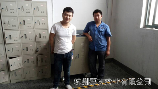 公司安裝師傅與(yu) 客戶合影