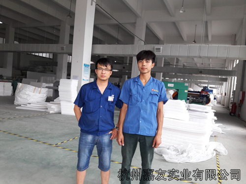 工程人員與(yu) 客戶合影